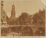 873185 Gezicht op de Bakkerbrug over de Oudegracht te Utrecht, met links op de werf de 'tuin' van kledingmagazijn Peek ...